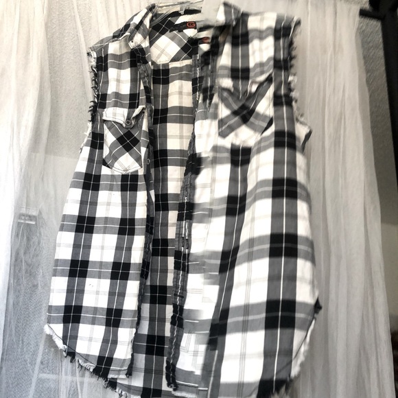 🌞 Guess sleeveless distressed muscle shirt button up collar pockets plaid S - Picture 4 of 16